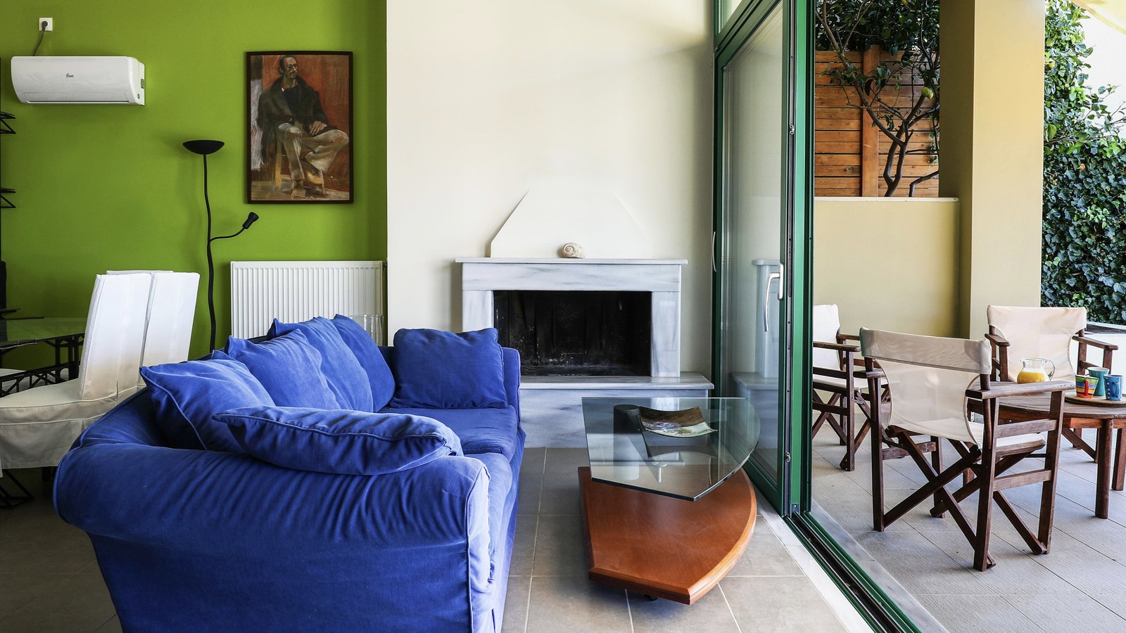 A great picture showing the one level connection of Eucalyptus Villa's living area with the terrace outside. Large glass sliding doors provide luminosity and unobstructed view